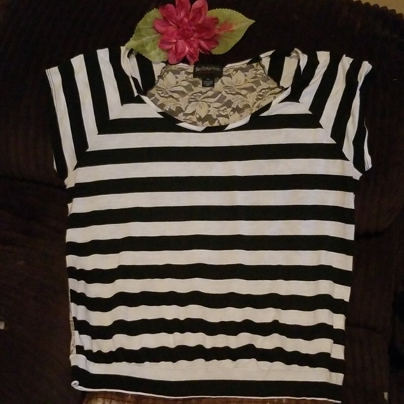 hot tempered Tops - 💕blk & white stripe shirt w/ lace back